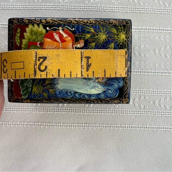 Vintage lacquered Russian PALEKH hand painted trinket box w/signature - Picture 2 of 7